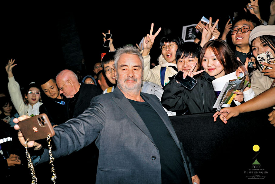 ◆呂克·貝松拿起手機與影迷合影。