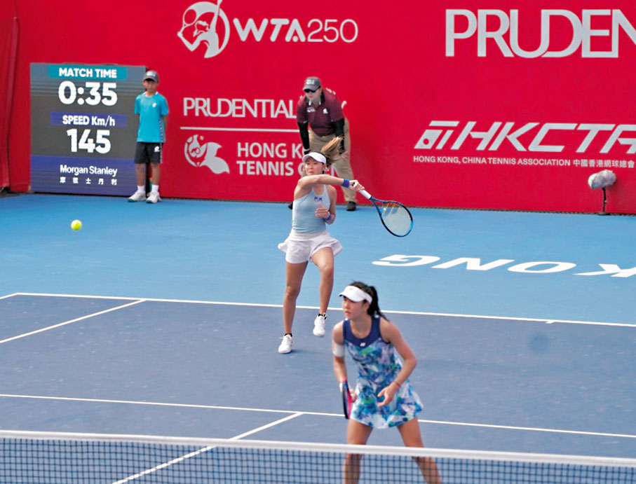 ◆曹家宜（左）和湯千慧在比賽中。