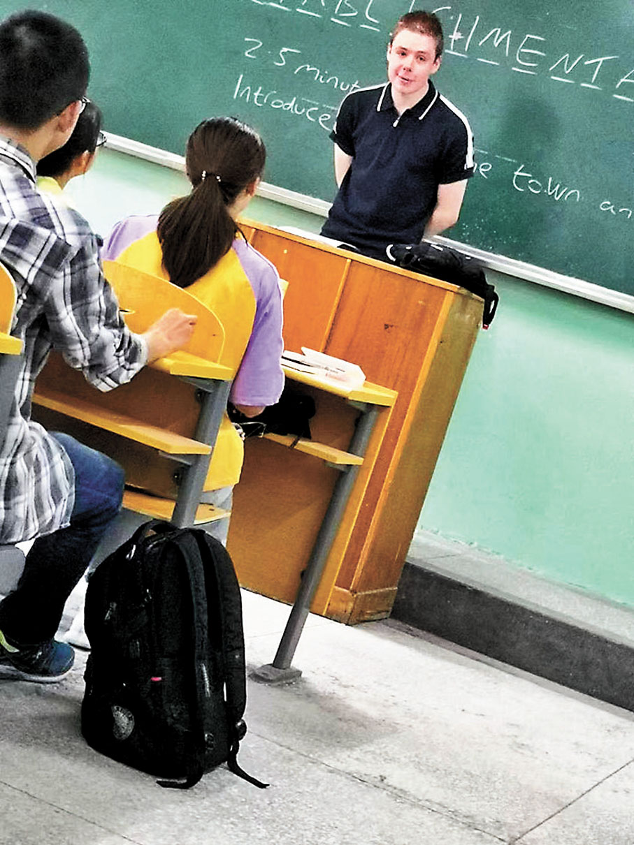 ◆「餃子老師」盧卡斯在引導同學們用英語介紹家鄉。香港文匯報北京傳真