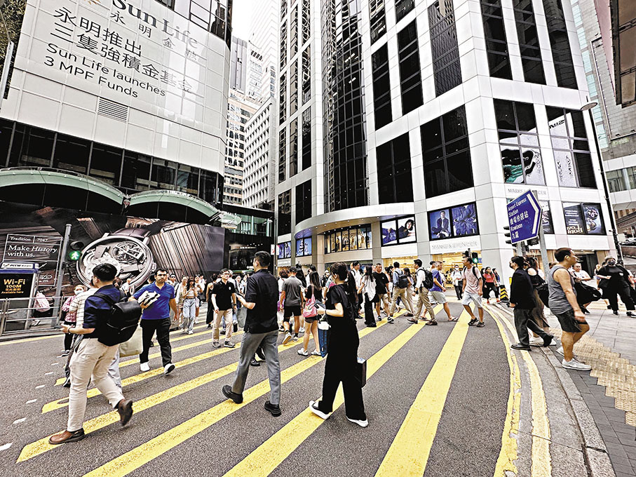 ◆香港人力資源管理學會公布最新調查顯示，今年香港僱員平均加薪幅度為3.8%，按年升0.3百分點。展望明年，逾六成香港僱主計劃加薪，平均加薪幅度4.1%。 中通社