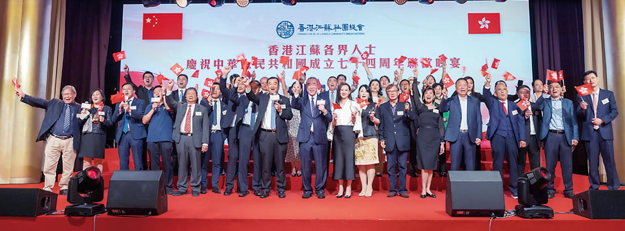 ◆聯歡晚宴在《歌唱祖國》的歌聲中圓滿完成。