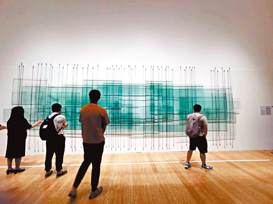 ◆《我們也是幽靈》裝置由鋼絲與玻璃組成。