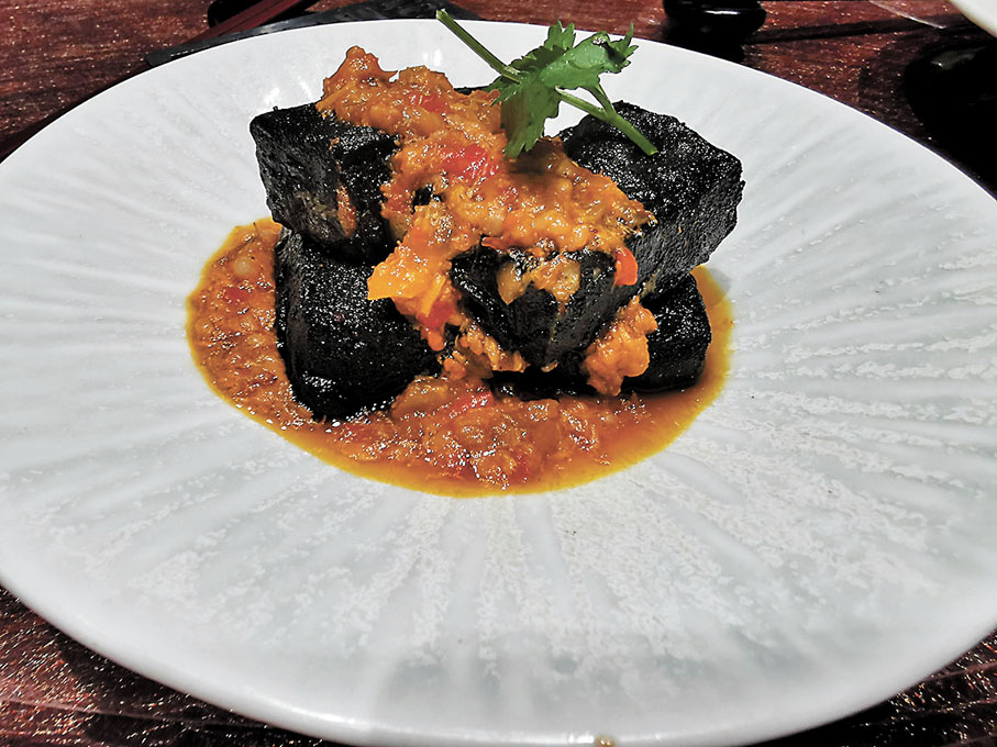 ◆麻辣蟹粉香酥竹炭豆腐，配上鮮拆蟹粉，香氣撲鼻。