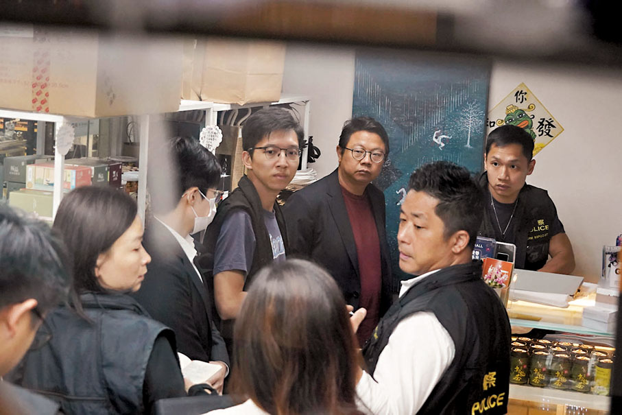 ◆重案組探員在朱江瑋的網售平台公司內搜證。香港文匯報記者曾興偉 攝