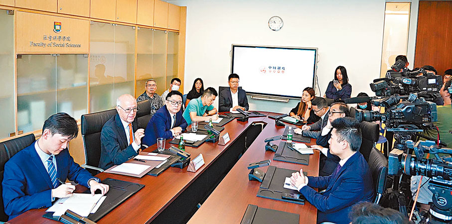 ◆美中關係全國委員會會長歐倫斯﹙左二﹚到訪港大中國制度研究中心。香港文匯報記者曾興偉 攝