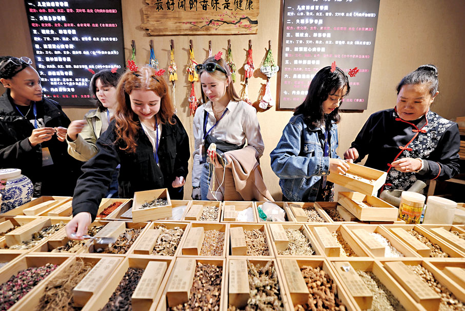 ◆在華留學生體驗中國鄉村文化。 新華社