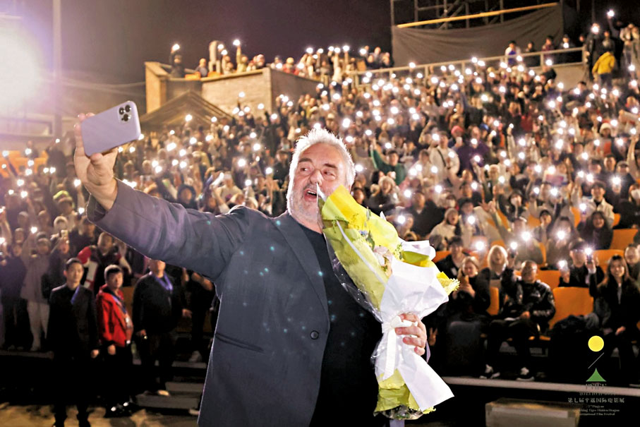 ◆《狗神》中國首映，導演呂克·貝松與觀眾合影。