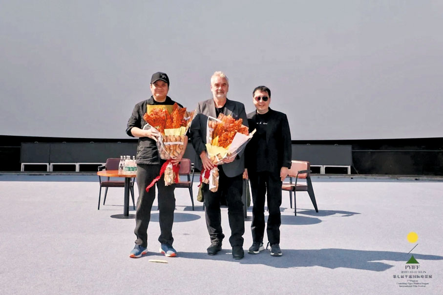 ◆右起：賈樟柯導演為呂克·貝松和寧浩送上高粱花束。