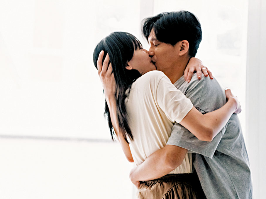 ◆盧鎮業與 Hanna 飾演夫妻，戲中不乏親熱場面。