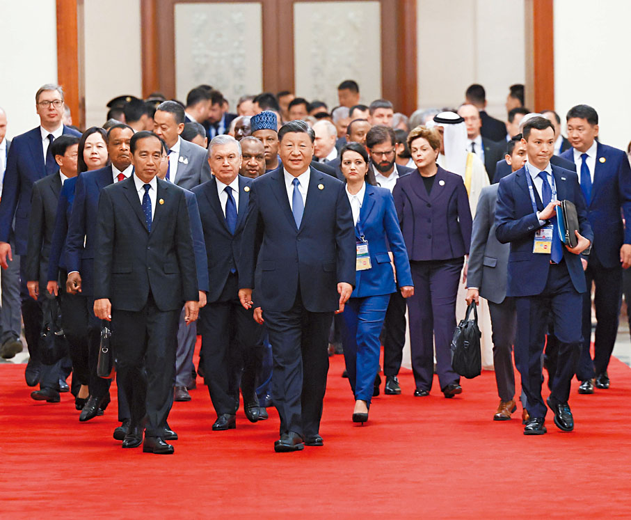 ◆習近平同國際貴賓步入會場。     新華社