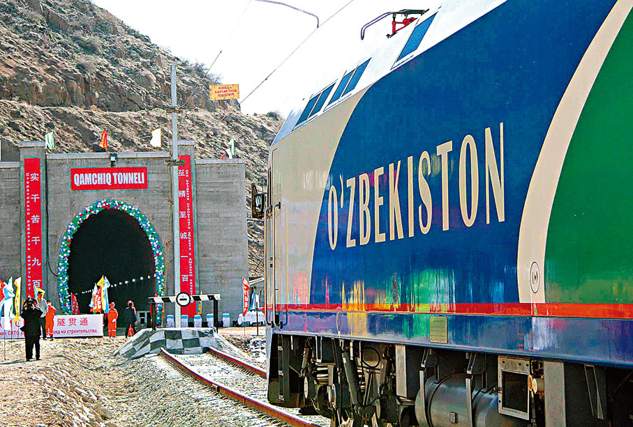 ◆歷經900天奮戰，中鐵隧道集團承建的「中亞第一長隧」—烏茲別克斯坦安格連—帕普鐵路卡姆奇克隧道2016年2月27日全隧貫通。 資料圖片