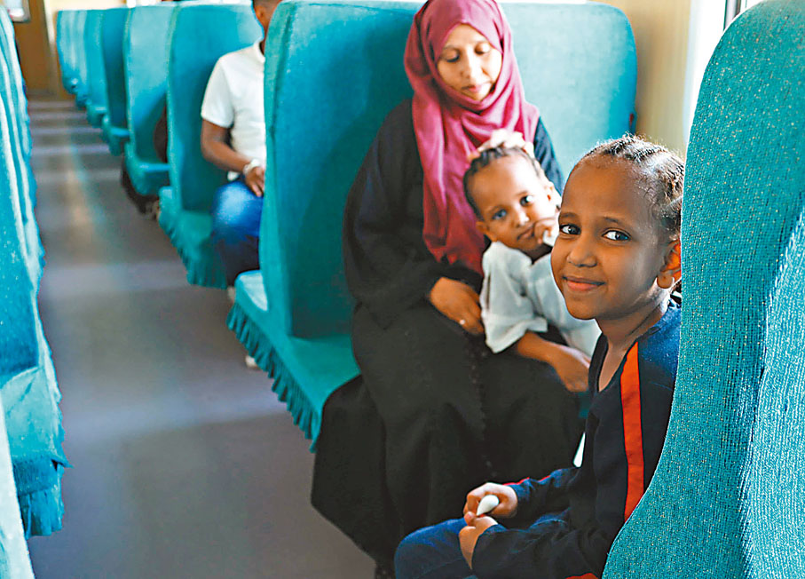 ◆連接埃塞俄比亞和吉布提的亞吉鐵路是非洲第一條跨國電氣化鐵路。圖為乘坐客運列車的乘客。 資料圖片