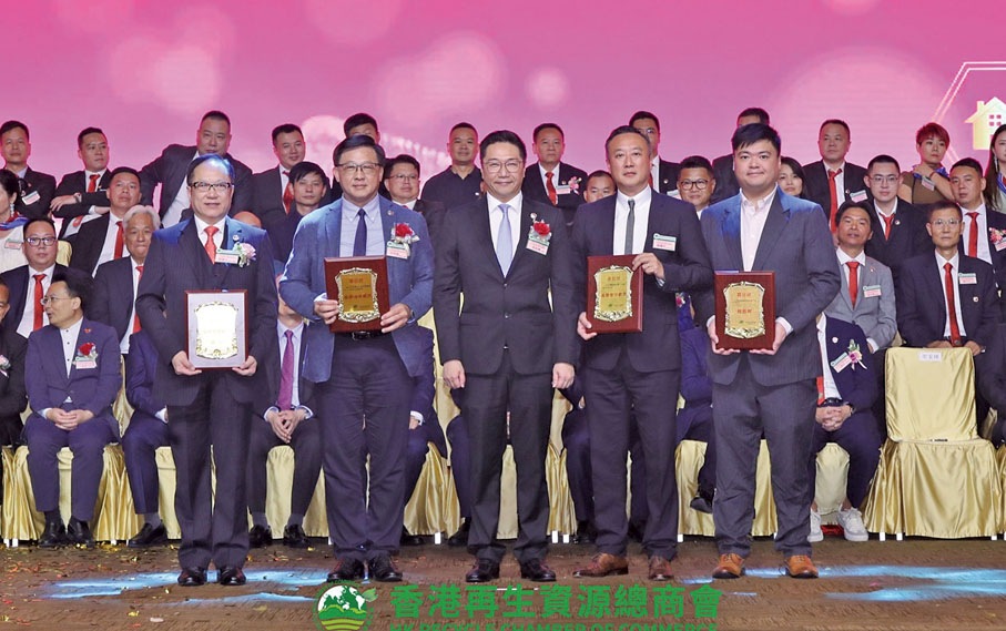 ◆邵家輝頒發名譽顧問委任狀予義務法律顧問何君堯、黎國光，義務會計顧問陳耀邦、聘任核數師代表李嘉偉。