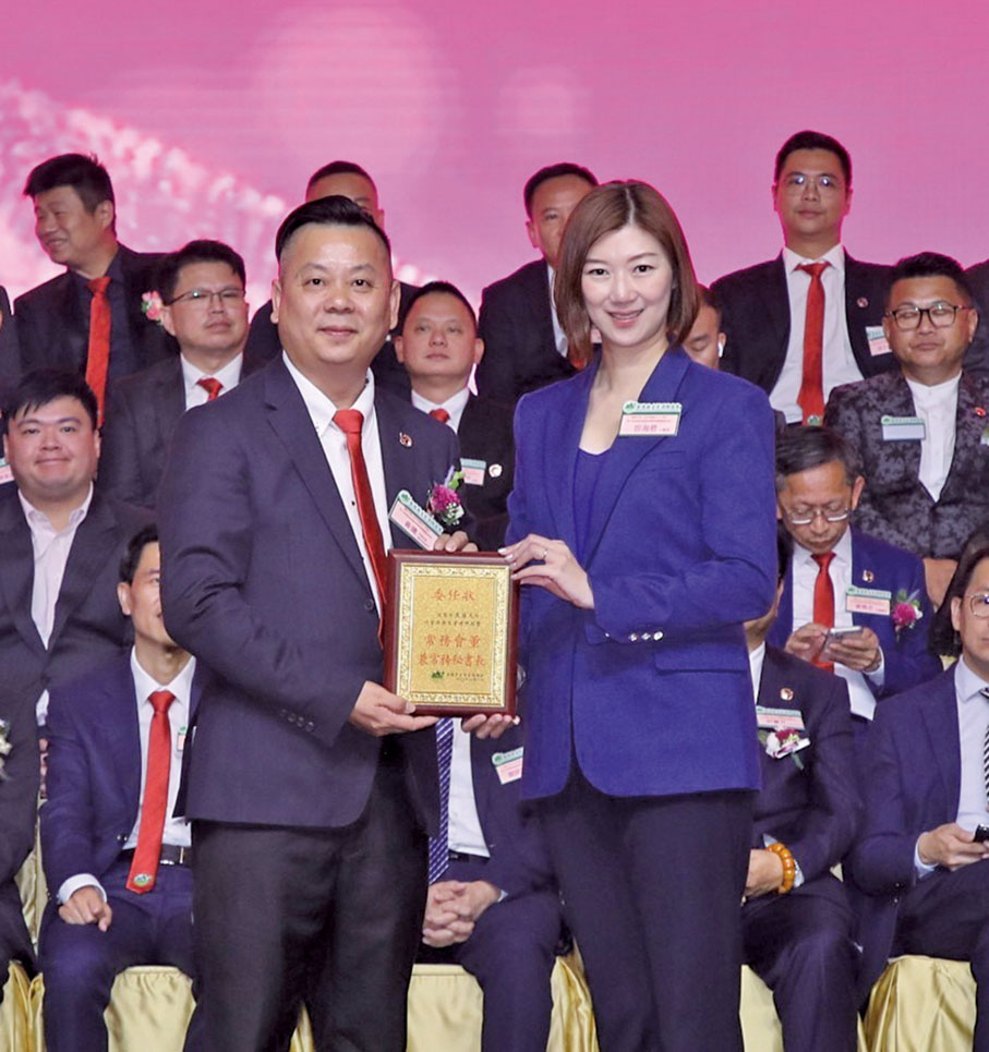 ◆容海恩頒發常務會董委任狀，由黃健代表一眾常務會董領取。