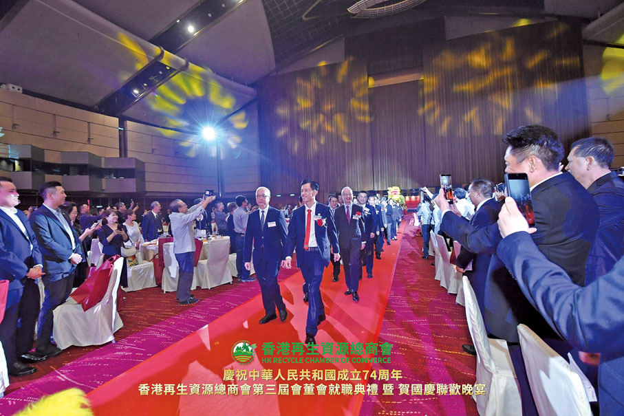 ◆現場掌聲熱烈，歡迎賓主進場。