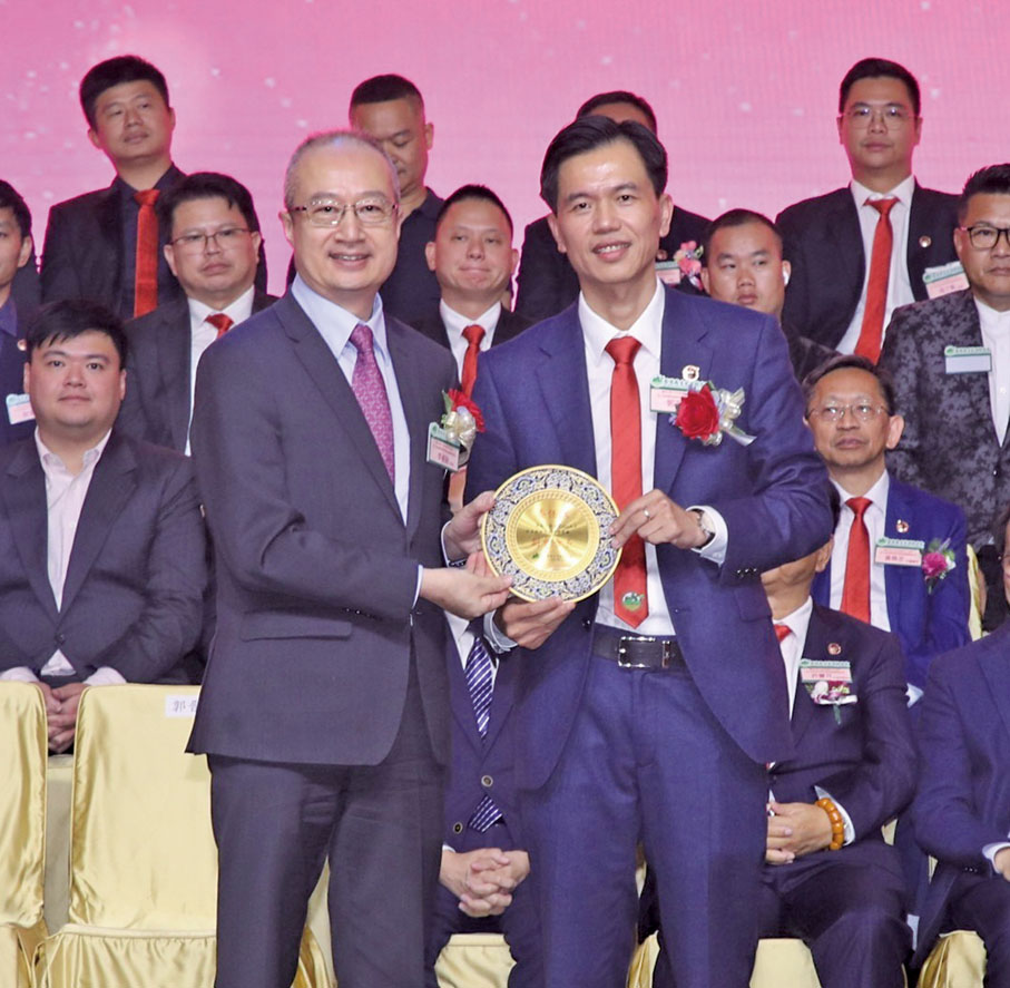 ◆李薊貽頒發會長委任狀予郭晋昇。 