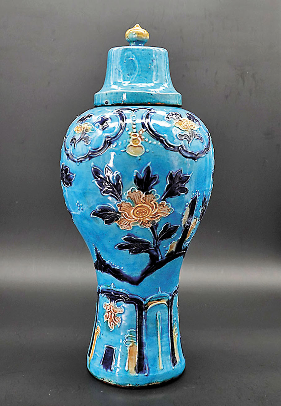 ◆ 南海西北陸坡一號、二號沉船遺址出水的琺華梅瓶。