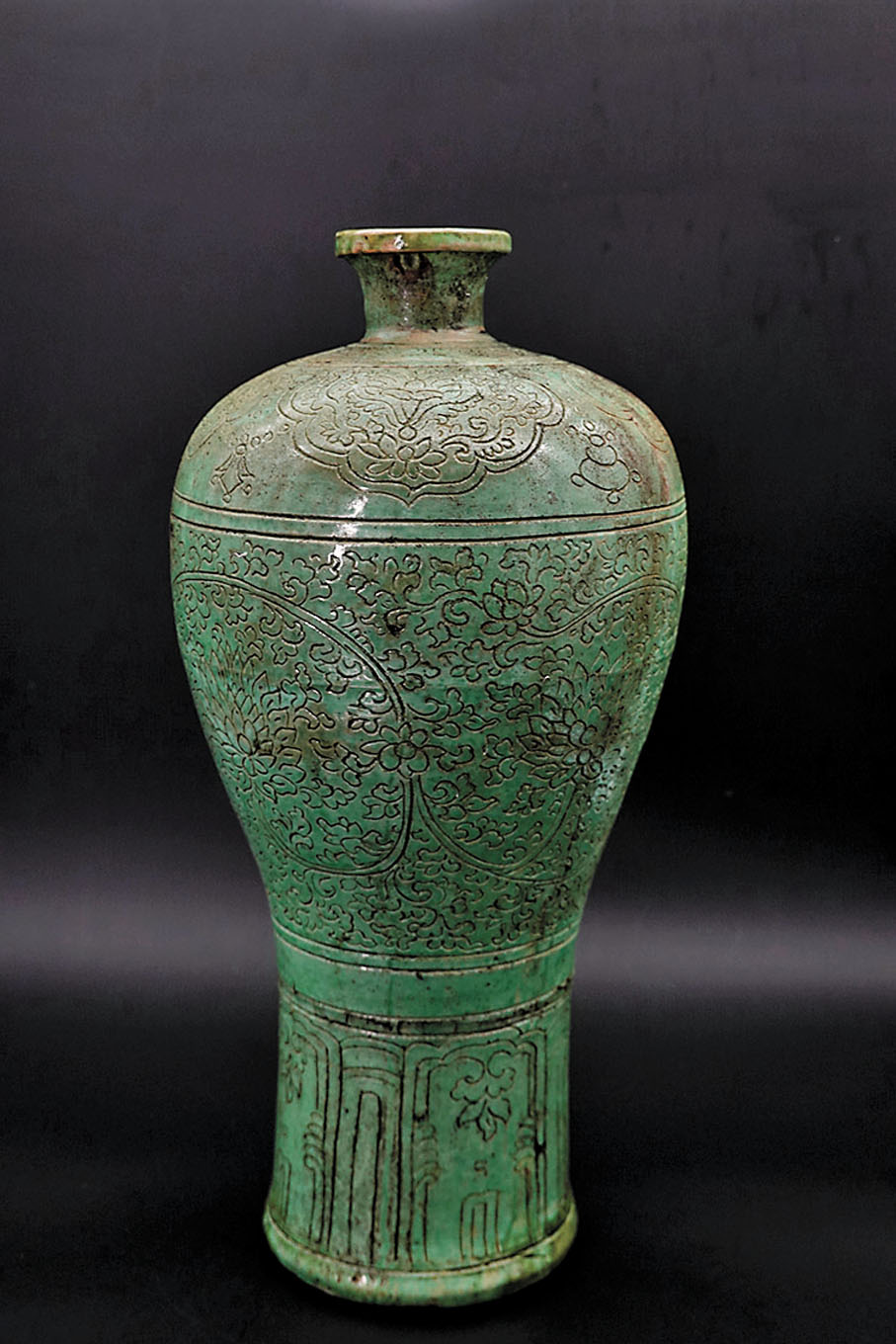 ◆ 南海西北陸坡一號、二號沉船遺址出水的綠釉梅瓶。