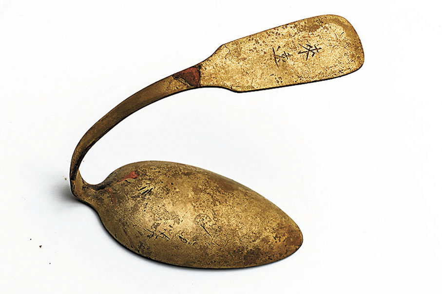 ◆ 鏨刻「來遠」的鍍銀湯勺。