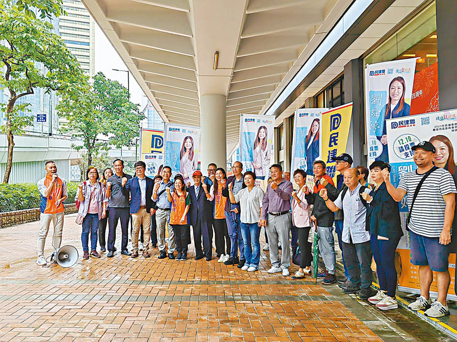 ◆民建聯離島區支部郭慧文、劉舜婷兩人報名參加離島地區委員會界別選舉。香港文匯報記者林熹  攝