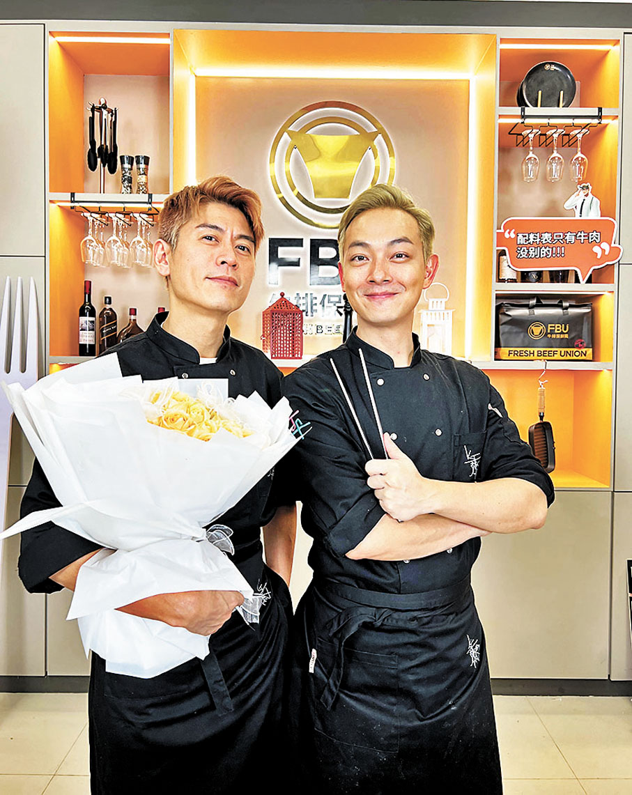 ◆梁競徽曾以一身全黑廚師裝直播賣牛扒。 受訪者供圖