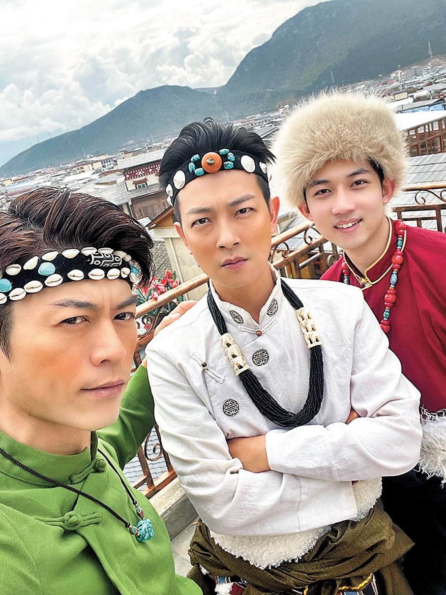 ◆梁競徽與胡炯龍（左）及助播工作人員曾於香格里拉直播賣松茸。 受訪者供圖