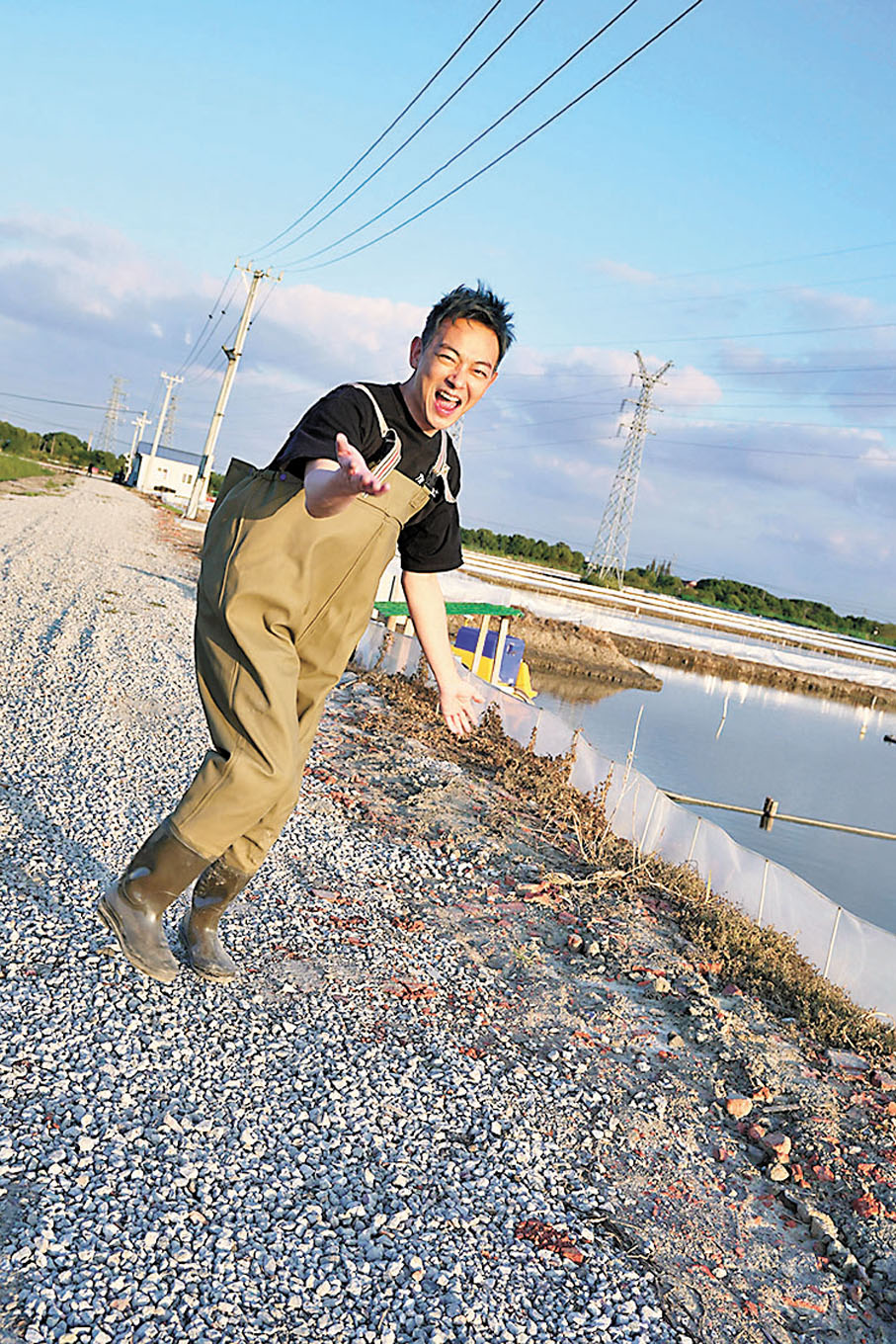 ◆梁競徽也曾赴江蘇開直播賣大閘蟹。 受訪者供圖