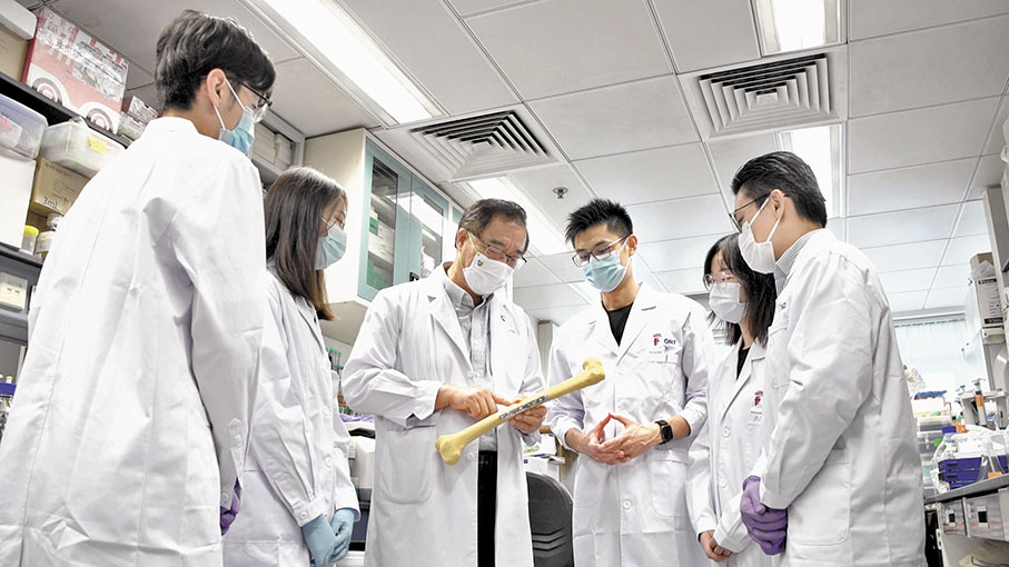 ◆榮獲一等獎的「鎂縵生科」核心團隊成員均來自香港中文大學威爾斯親王醫院創傷與矯形外科學系。圖為秦嶺教授（左3）帶領博士團隊改進技術研發。 受訪者供圖