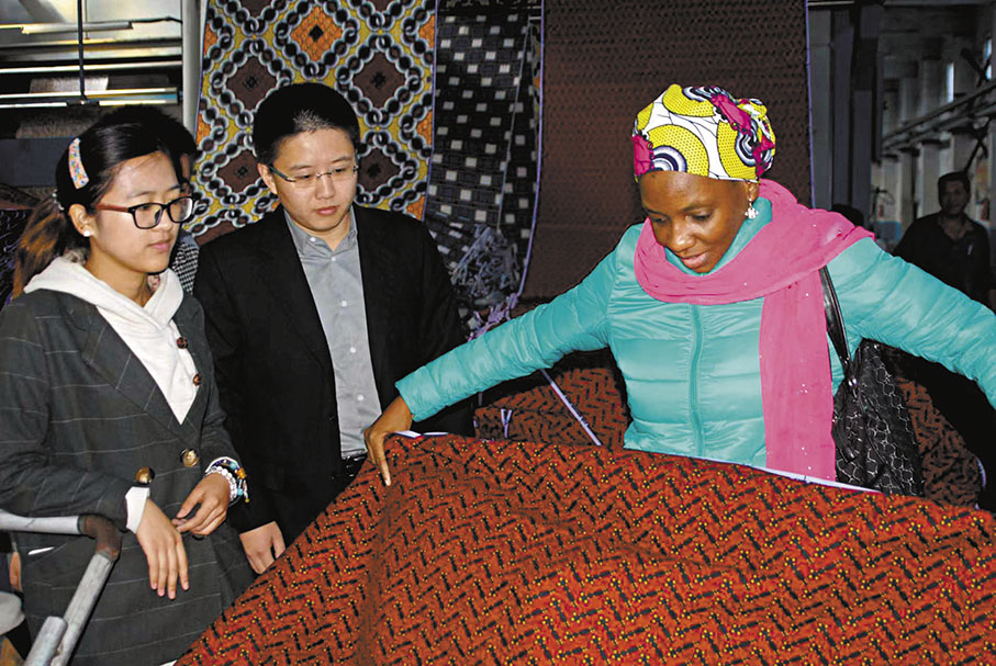 ◆三和紡織工作人員向非洲當地人介紹蠟布。