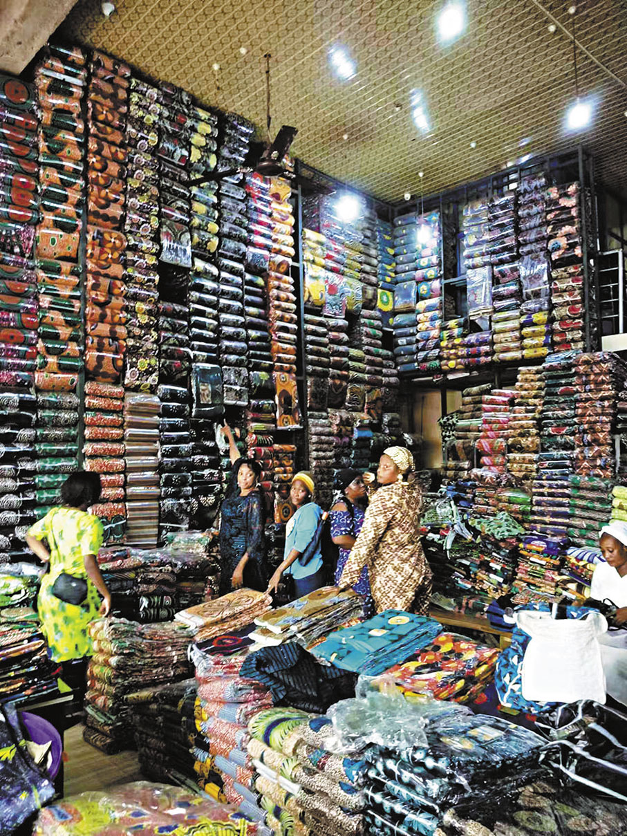 ◆非洲當地人在商舖挑選蠟布。