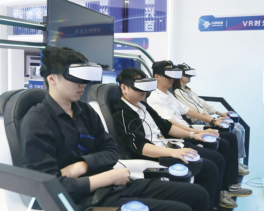 ◆ 觀眾在體驗VR設備。　　許玉宸 攝