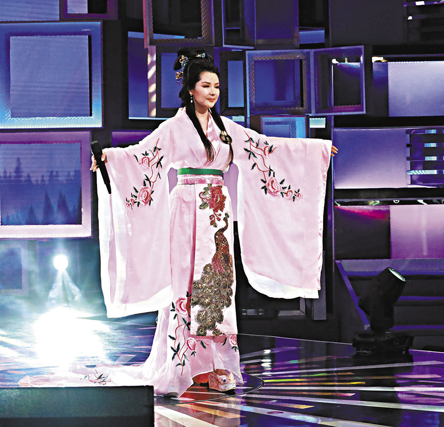 ◆鍾維穿上粉紅色古裝化身「嫦娥」。