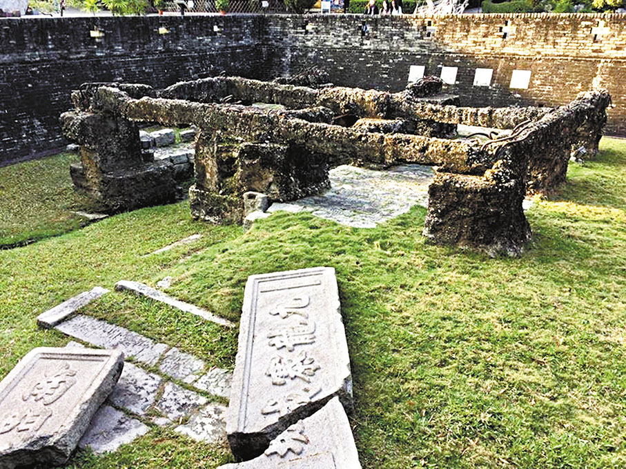 ◆「南門懷古」進入看到兩塊裂開的石額