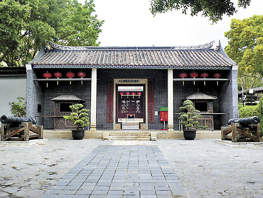 ◆衙門前庭兩側有兩尊1802年鑄造的大炮。