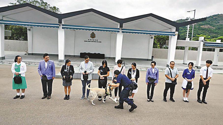 ◆在啟動禮後，海關學院的關員們向學生展示搜查犬如何辨別毒品。 Fb圖片