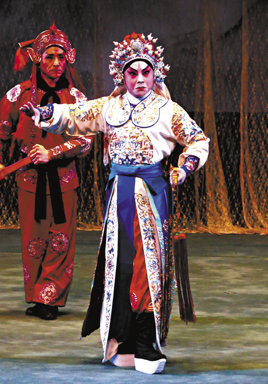 ◆宋洪波英雄裝扮入型入格。