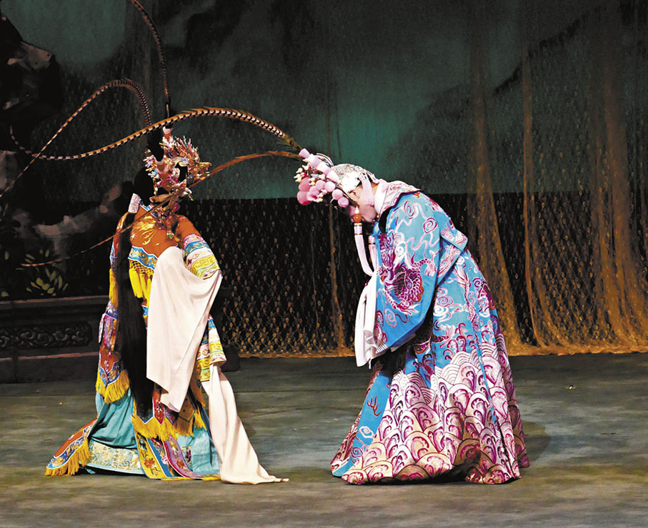 ◆宋洪波與鄭詠梅大顯翎子功身段。