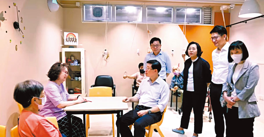 ◆ 長者、劏房戶等弱勢群體，是李家超特別關注和交流的對象。 李家超Fb視頻截圖