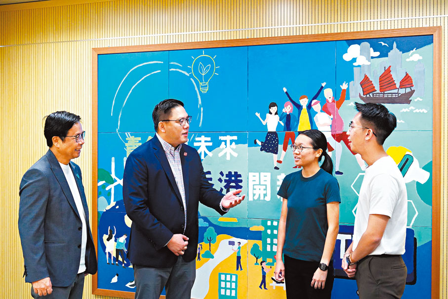 ◆ 梁宏正期望未來邀請內地和海外青年來港交流。左起：陳瑞緯、梁宏正、Michelle、林同學。 香港文匯報記者曾興偉 攝