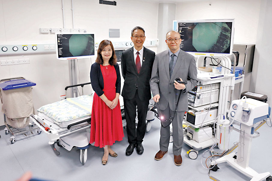 ◆圖為內視鏡檢驗部。左起：新界東醫院聯網感染控制主任周芷瑩，冼藝泉及葉偉文。 香港文匯報記者黃艾力  攝