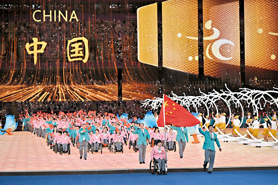 ◆中國代表團在開幕式上入場。 新華社