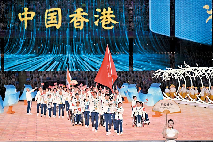 ◆中國香港代表團在開幕式上入場。 新華社