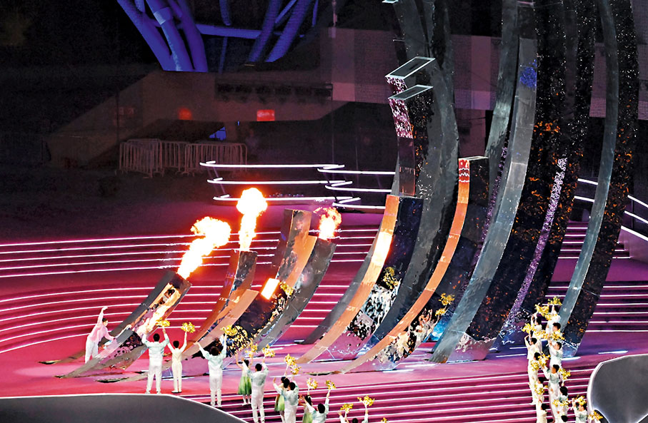 ◆最後一棒火炬手徐佳玲在開幕式上點燃主火炬。 新華社