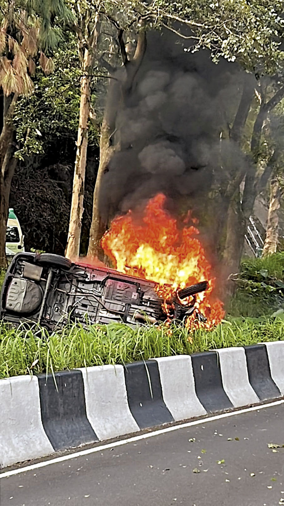 ◆的士撞壆撼燈柱及樹起火，司機被拋出車外重傷。