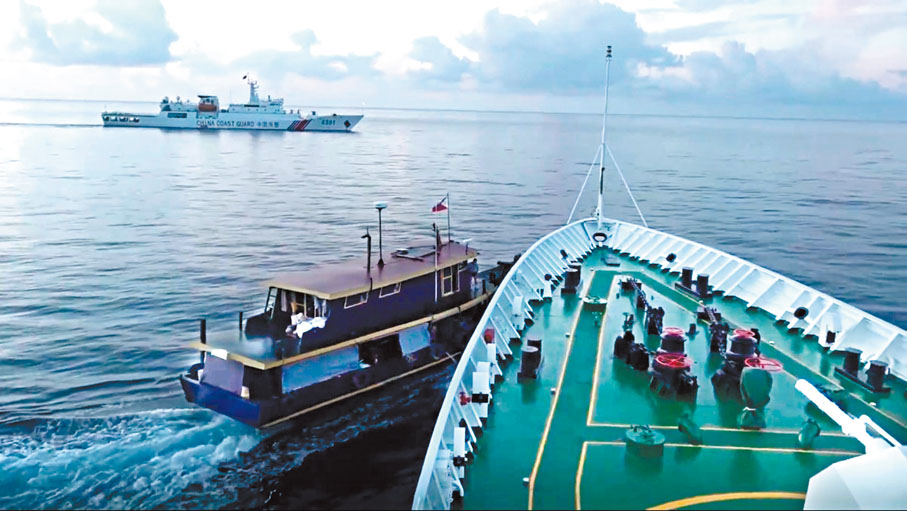 ◆菲方船隻以危險方式接近中方船隻導致擦碰。 網上圖片