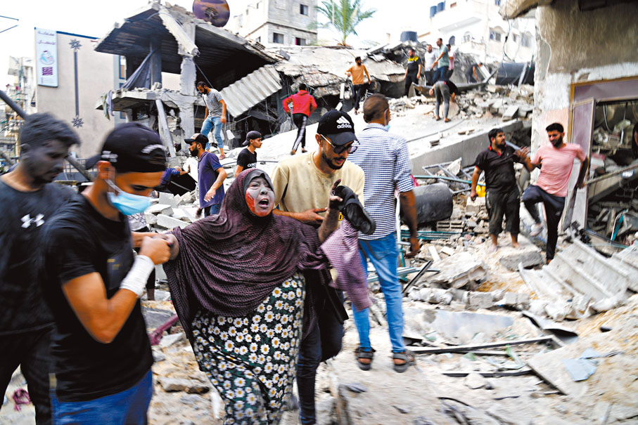◆以軍不斷空襲加沙，有民眾被救出時滿臉灰塵。 美聯社