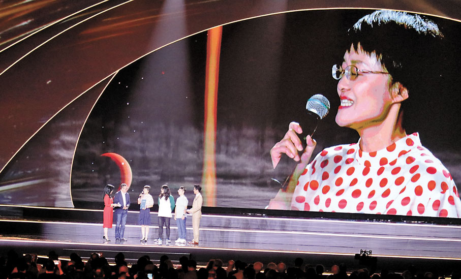 ◆劉慈欣與胥敏及其學生見面。