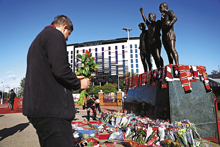 ◆奧脫福門外的卜比查爾頓的銅像(右)擺放了球迷們送上的鮮花。  路透社