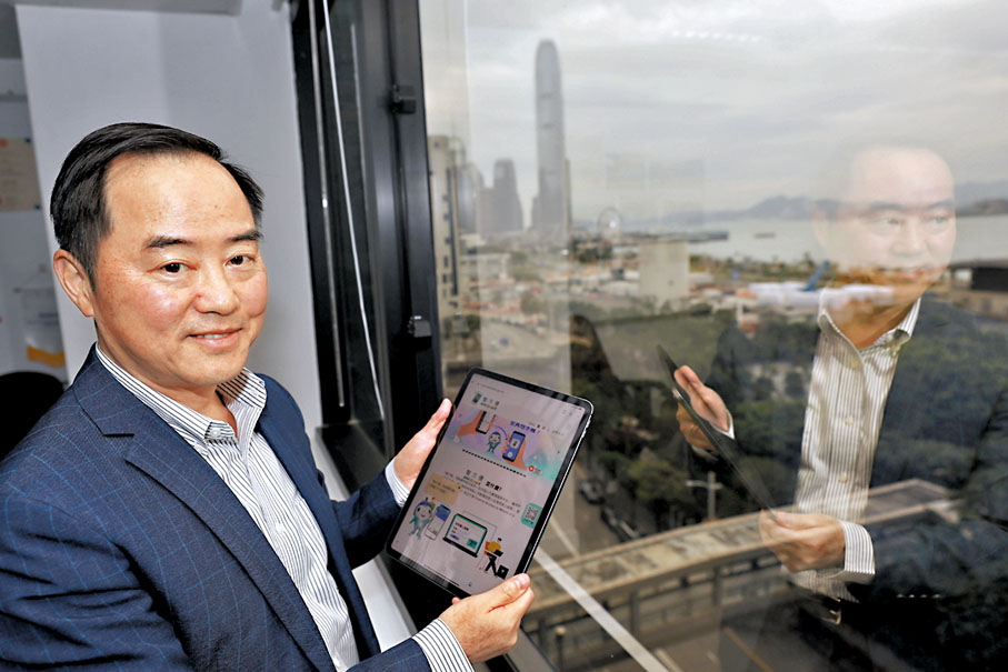 ◆政府資訊科技總監黃志光透露，為吸引市民用「智方便」，資科辦過去半年與地區關愛隊合作，走訪多個社區協助市民登記。香港文匯報記者  攝