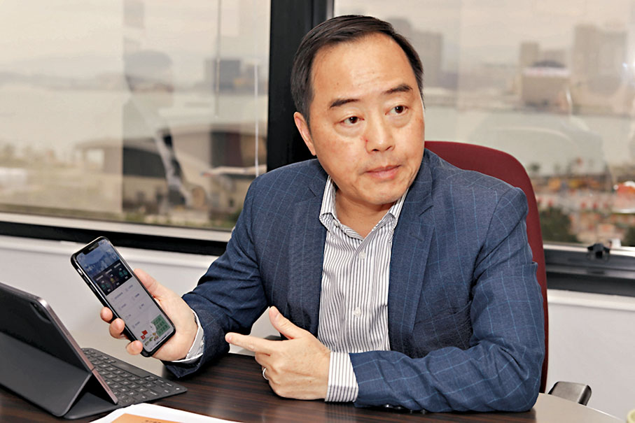 ◆黃志光講解升級版「智方便」的各種新功能。香港文匯報記者  攝
